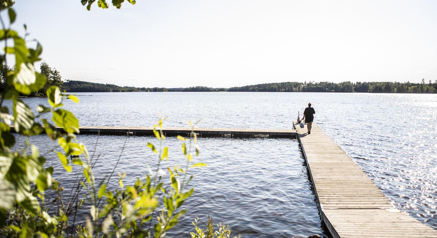 En person är på väg ut på en brygga