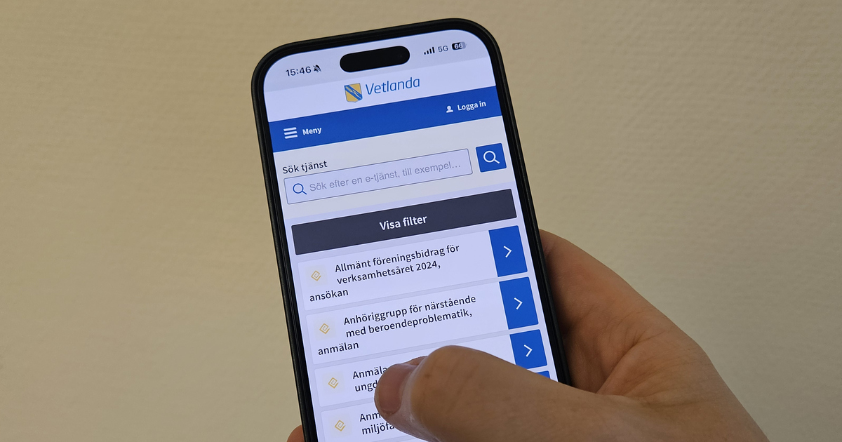 Mobiltelefon i hand visar startsidan i e-tjänstsystemet.