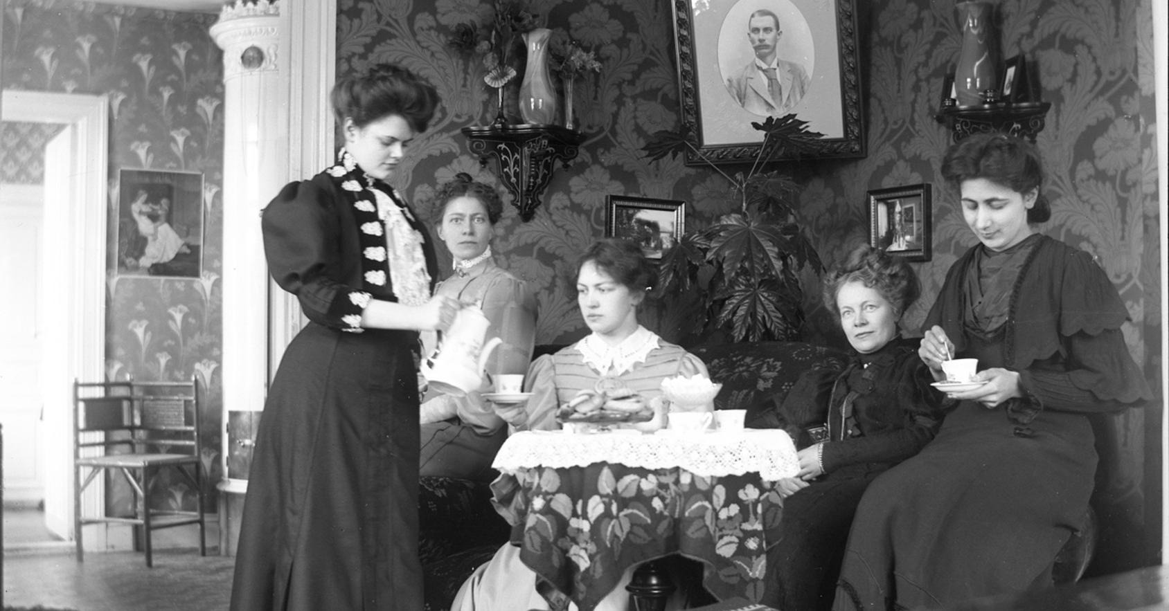 Kvinnor som dricker kaffe i salongen. En av kvinnorna är troligtvis fotografen Nanny Ekström.