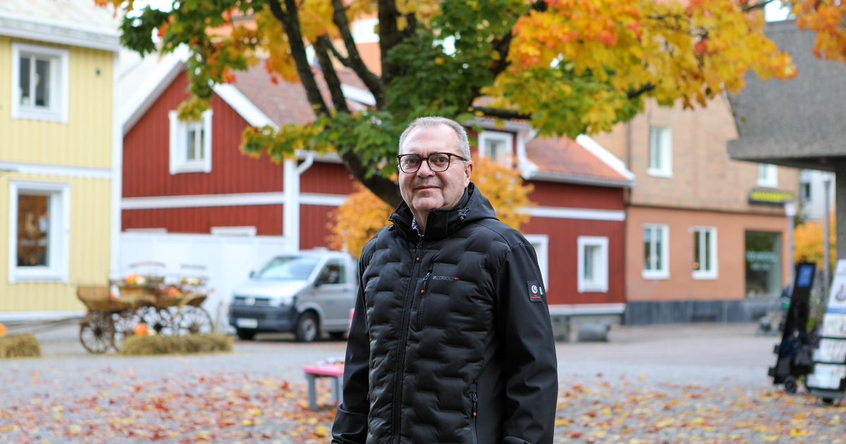 Anders Bernberg framför höstträd i Vetlanda.