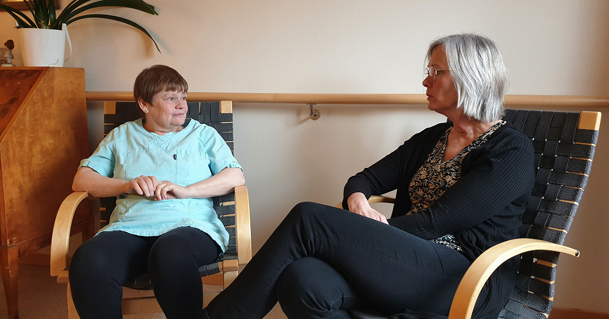 Pia Lennartsson och områdeschef Susann Blomqvist samtalar i fåtöljer.