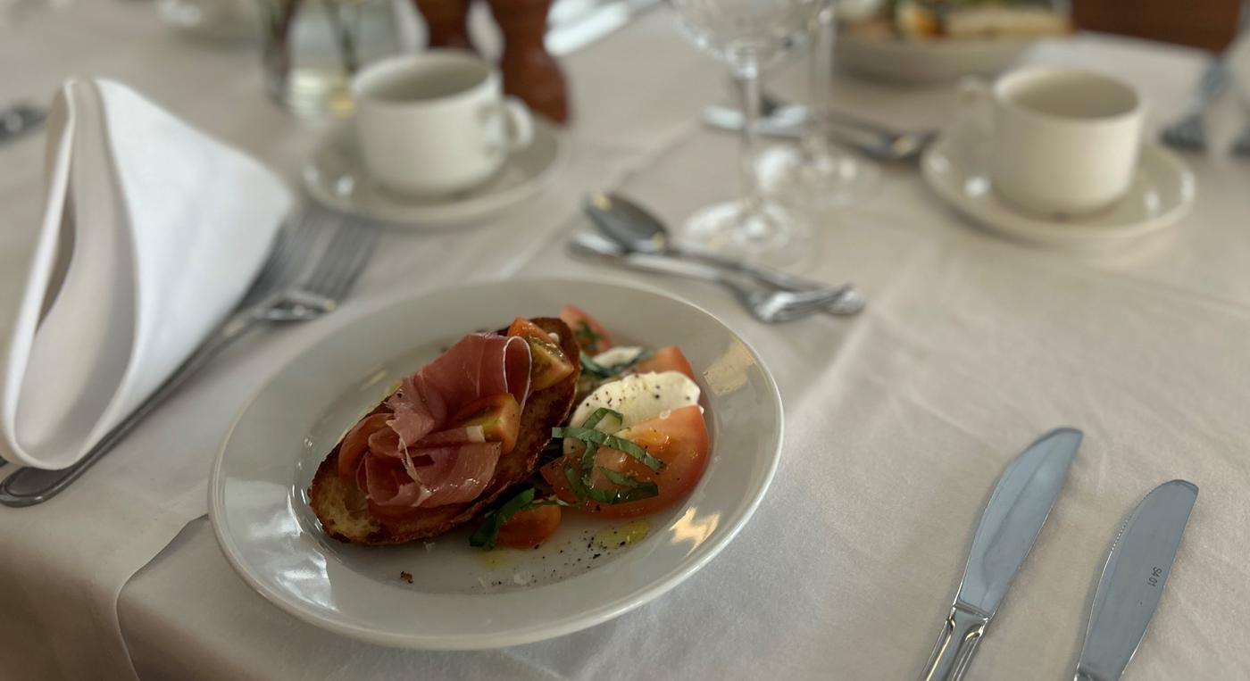 Fint dukat bord med bestick, tallrikar och mat.