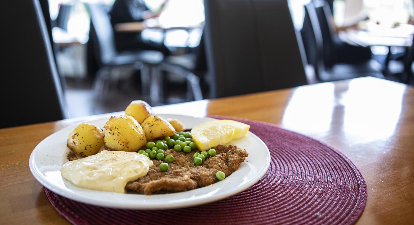 En tallrik med schnitzel står på ett bord