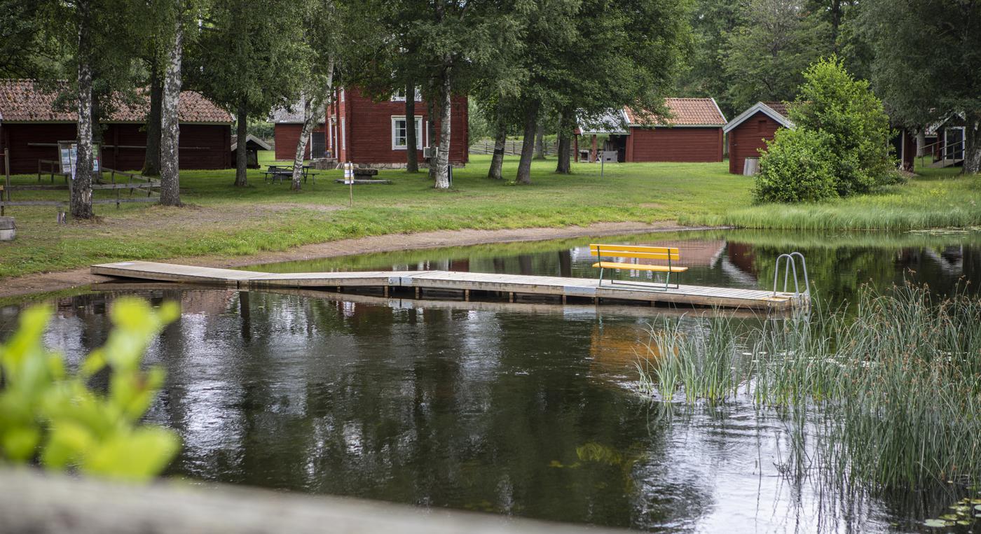 En brygga med en parkbänk på 