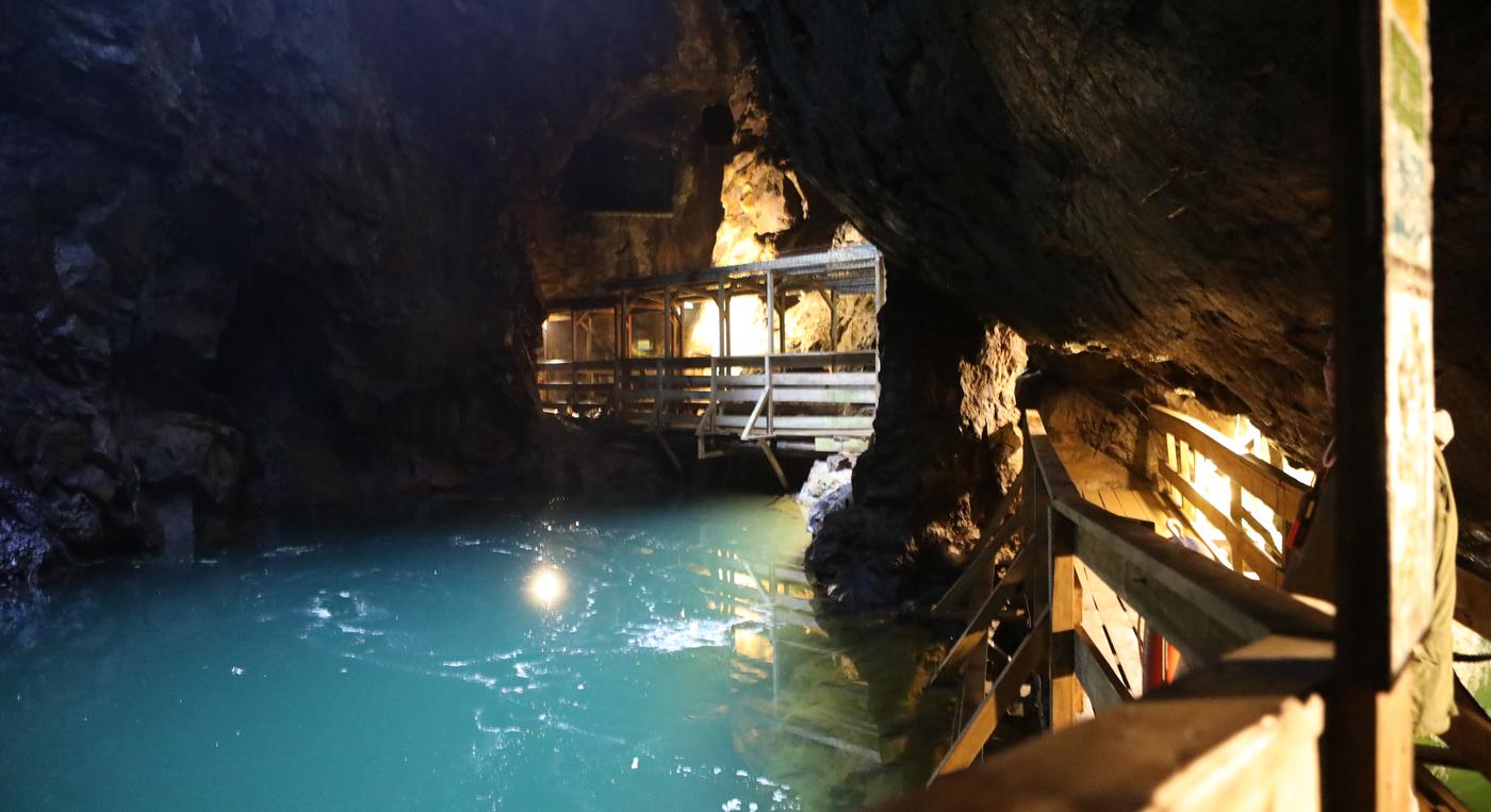 Det karaktäristiskt blå vattnet i Kleva Gruva.