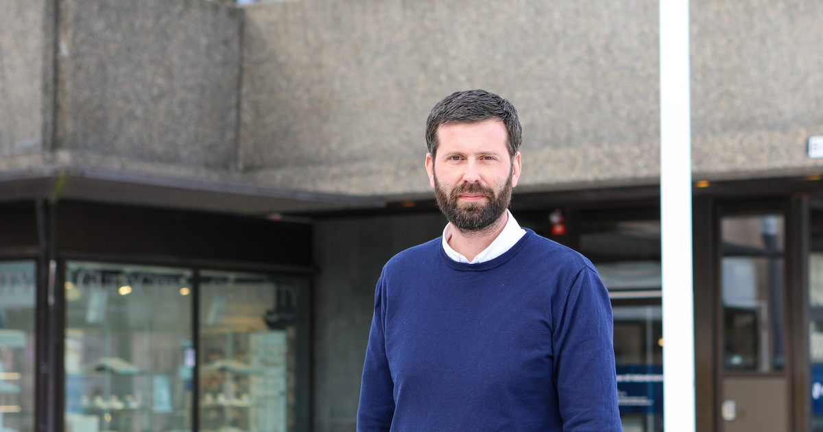 George Grönwall, utvecklingschef, framför stadshuset i Vetlanda.