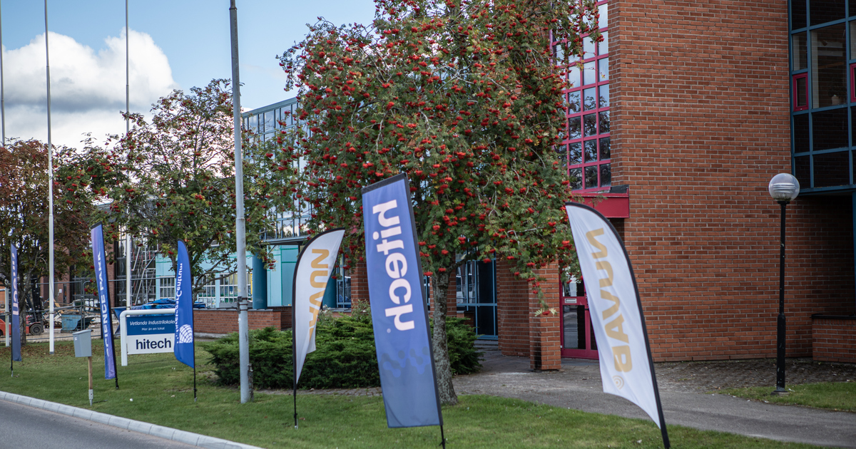 Flaggor framför en byggnad vid en väg.