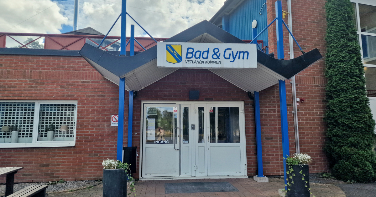 En byggnad med en skylt där det står bad och gym.