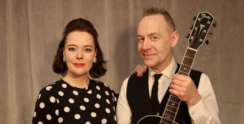 Bild på Linda Elaine Byman och Hans-Åke Andersson som håller i en gitarr.