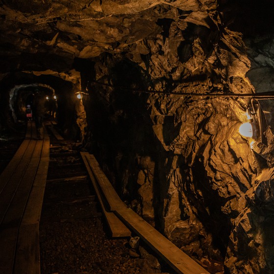 En upplyst tunnel i Kleva Gruva.