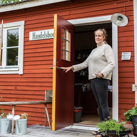 Judith i dörren till sin handelsbod