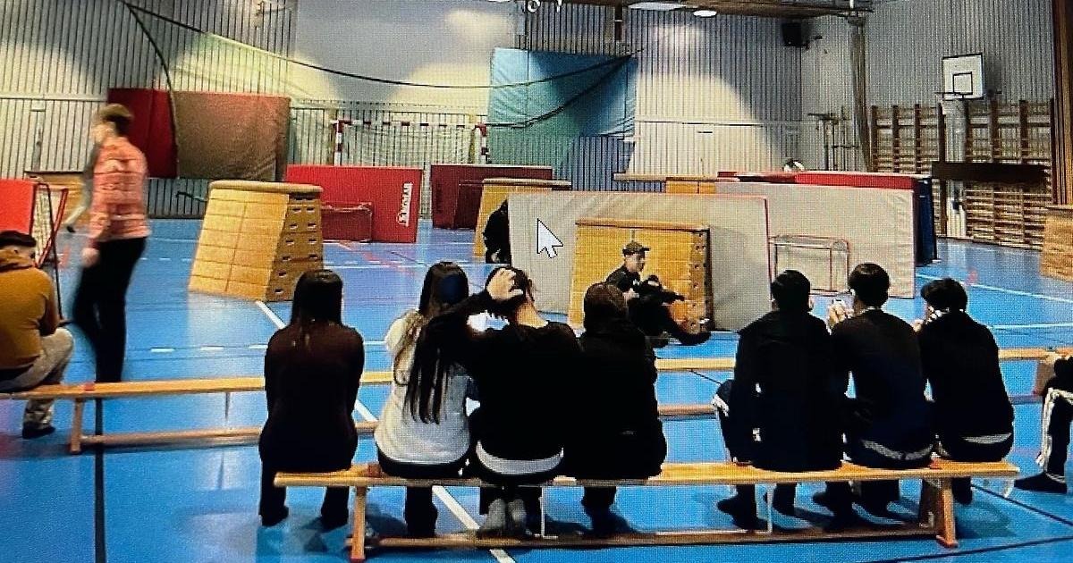 Bild på en aktivitet med ungdomar i en gymnastiksal.