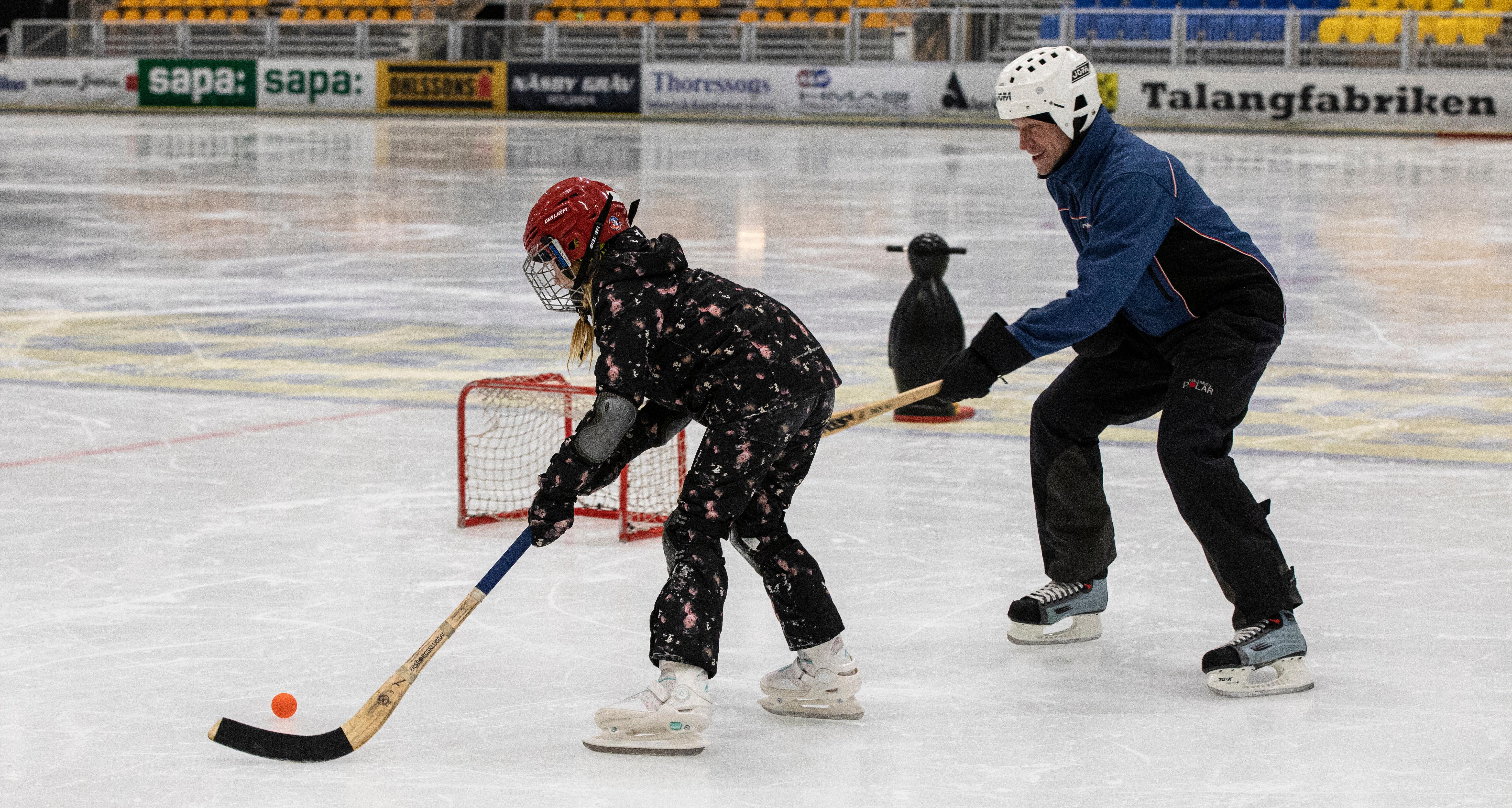 Barn åker skridskor.