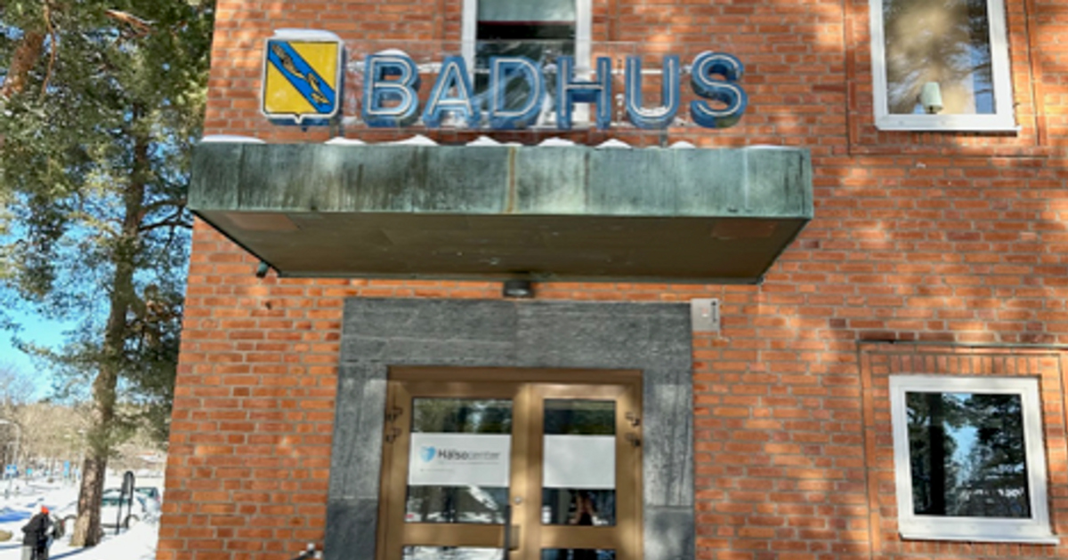 En tegelbyggnad med en skylt där det står badhus.