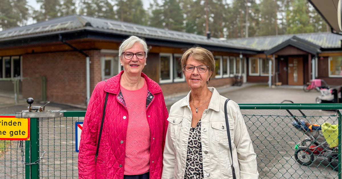 Kvinna i rosa jacka och kvinna i beige jacka står framför Stensåkra förskola i Vetlanda.