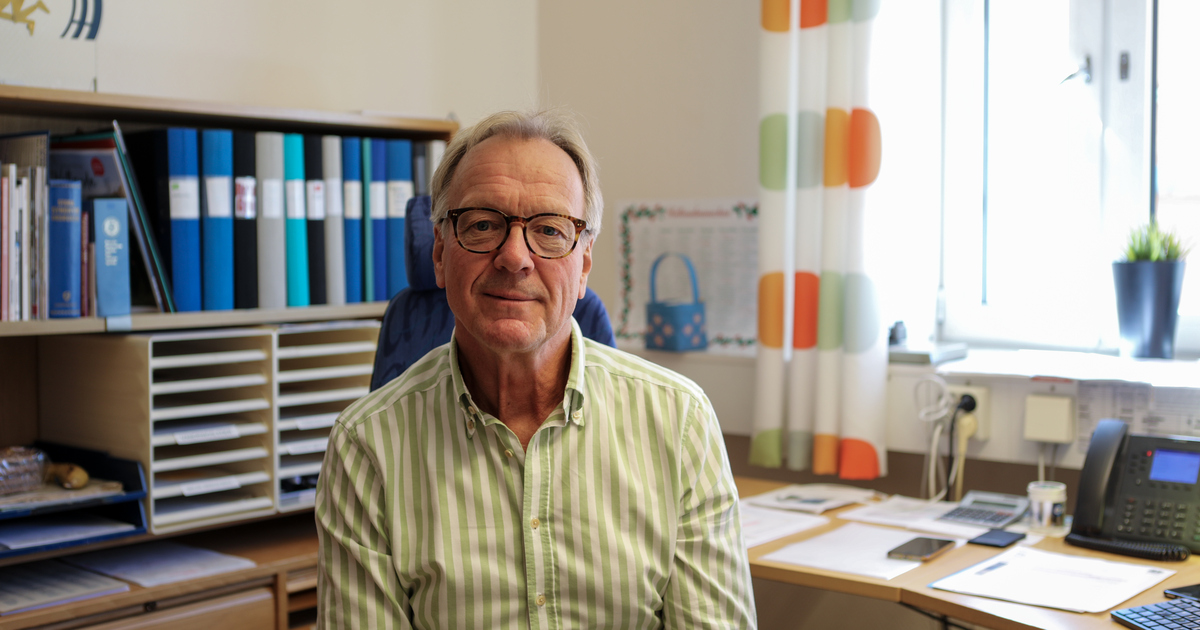 Mats sitter på sitt kontor.