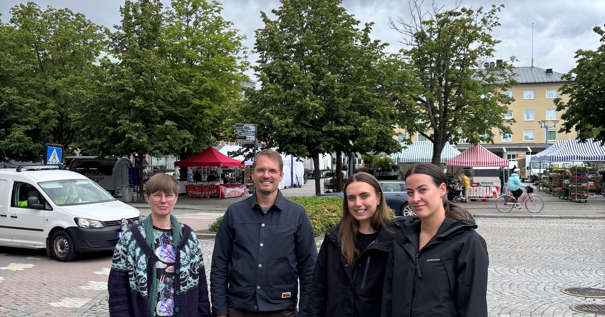 Fyra personer på torget i Vetlanda