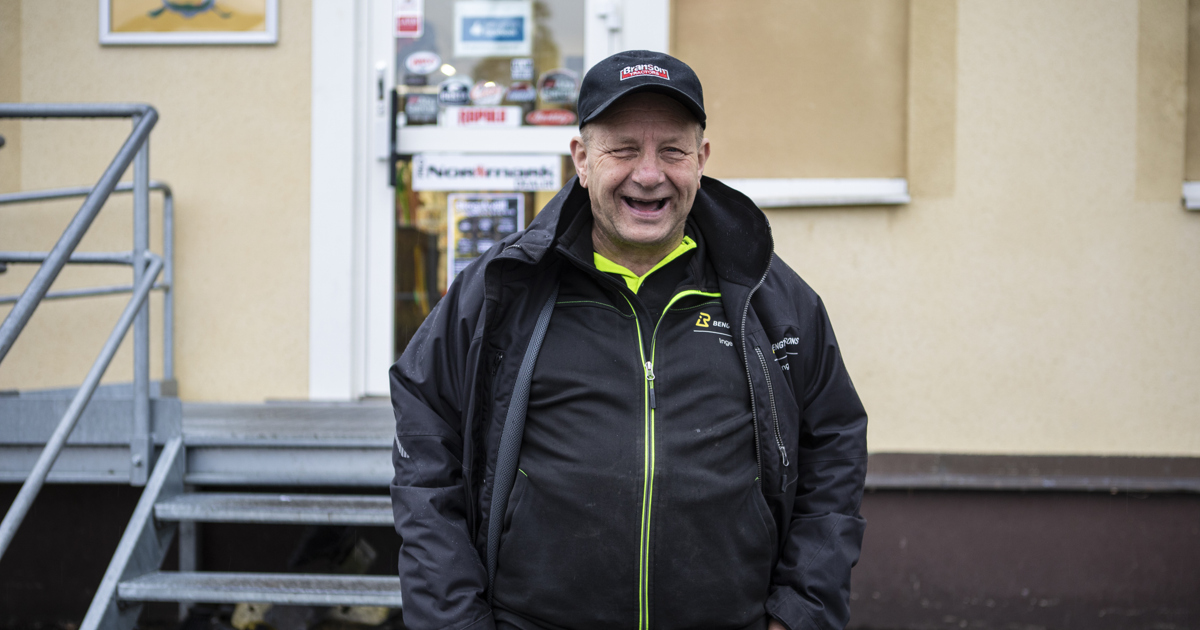 Inge Bengtsson utanför en butiksbyggnad.