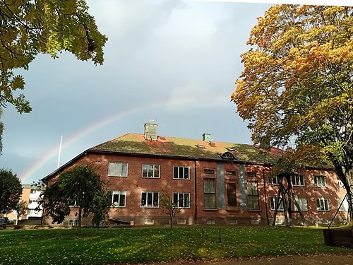 Vetlanda museum från baksidan med regnbåge i bakgrunden.