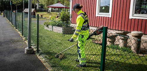 Parkarbetare kantklipper gräs.