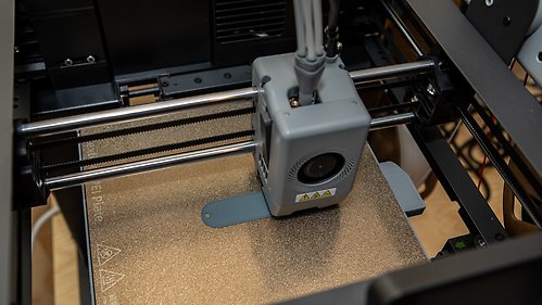 En 3d-printer skapar en nyckelbricka